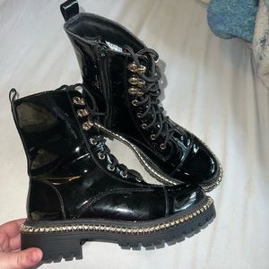 Hi! I am selling these fashionable boots , I have only wore them once.